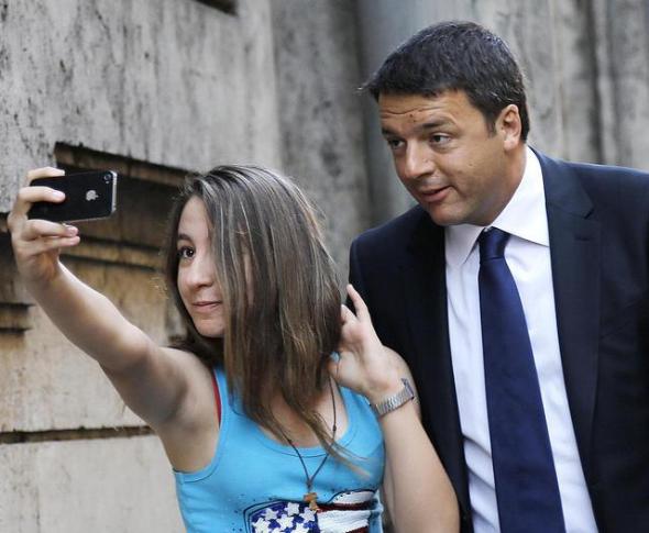 2 giugno: Renzi 'sfila' a Fori Imperiali, applausi e selfie